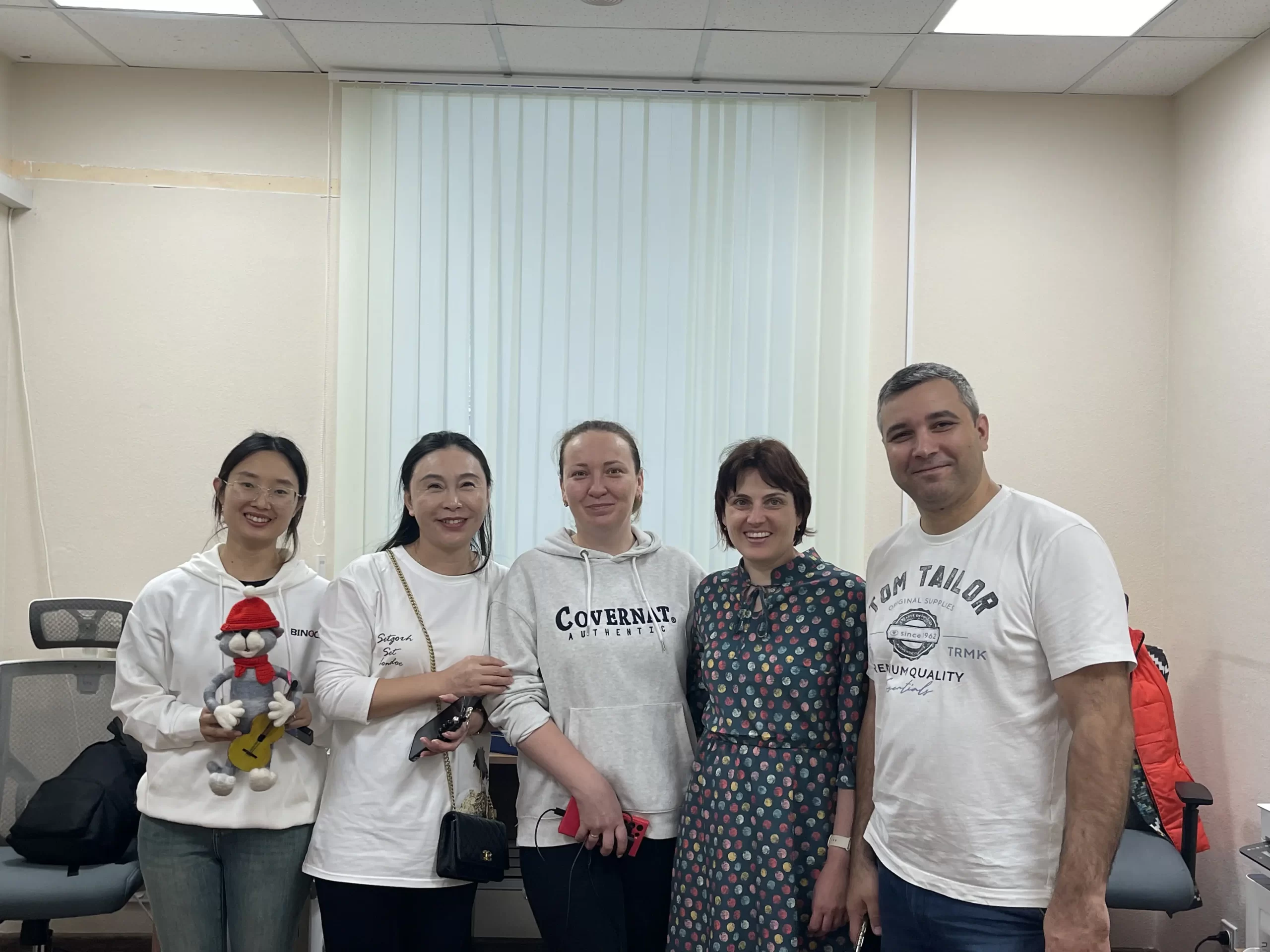 BINOCK CEO Mary (Left 2nd) and Daisy (Left 1st) are standing with our customers in russia